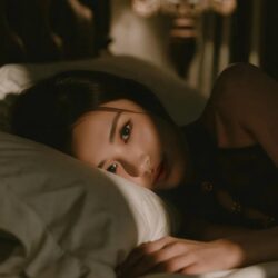 Chân Mỹ Hoa – Ở bên em rồi mà anh còn nhung nhớ ai kia